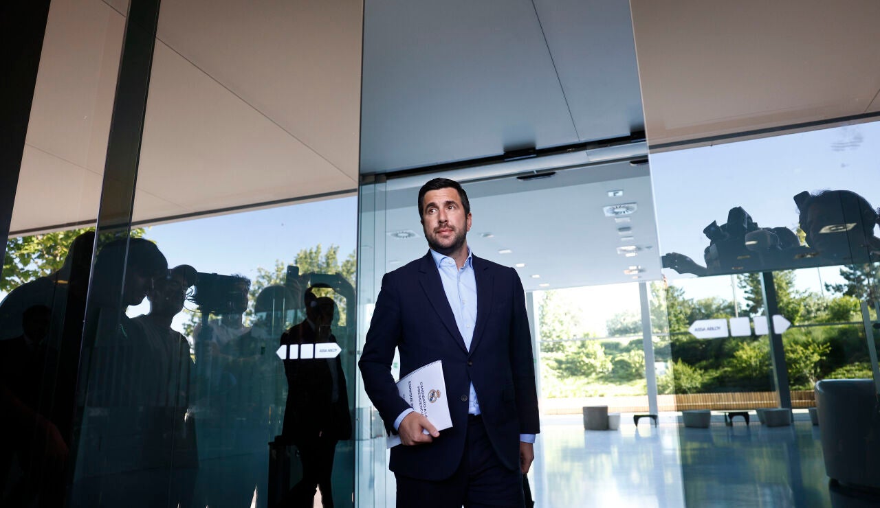 Enrique Riquelme saliendo de las oficinas de Valdebebas este pasado s&aacute;bado