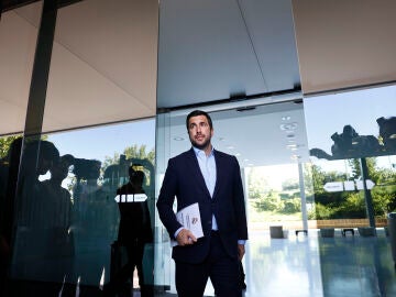 Enrique Riquelme saliendo de las oficinas de Valdebebas este pasado s&aacute;bado