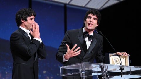 Javier Ambrossi, emocionado, durante el discurso de Javier Calvo tras ganar la Mejor dirección en el Festival de Cannes