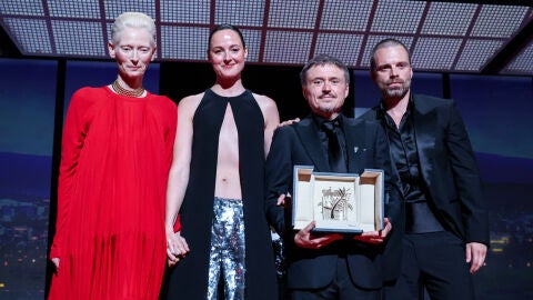 Tilda Swinton, Renate Reinsve, Cristian Mungiu y Sebastian Stan en la entrega de la Palma de Oro en Cannes