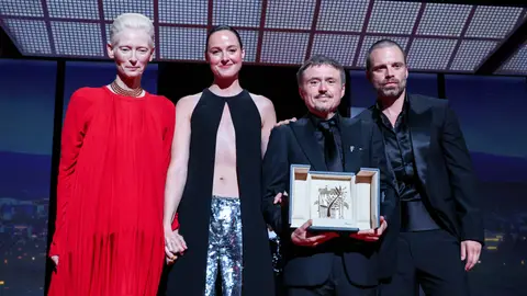 Tilda Swinton, Renate Reinsve, Cristian Mungiu y Sebastian Stan en la entrega de la Palma de Oro en Cannes Tilda Swinton, Renate Reinsve, Cristian Mungiu y Sebastian Stan en la entrega de la Palma de Oro en Cannes