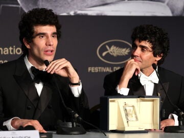 Javier Calvo y Javier Ambrossi hablan despu&eacute;s de su reconocimiento en el Festival de Cannes en Francia. 