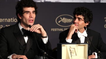 Javier Calvo y Javier Ambrossi hablan despu&eacute;s de su reconocimiento en el Festival de Cannes en Francia. 