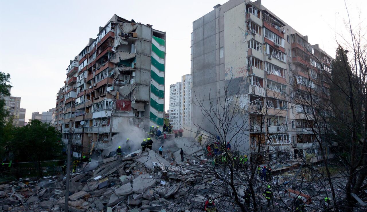 Al menos cuatro muertos y m&aacute;s de 80 heridos en un nuevo ataque masivo con misiles y drones rusos contra Kiev