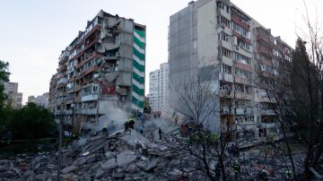 Al menos cuatro muertos y m&aacute;s de 80 heridos en un nuevo ataque masivo con misiles y drones rusos contra Kiev