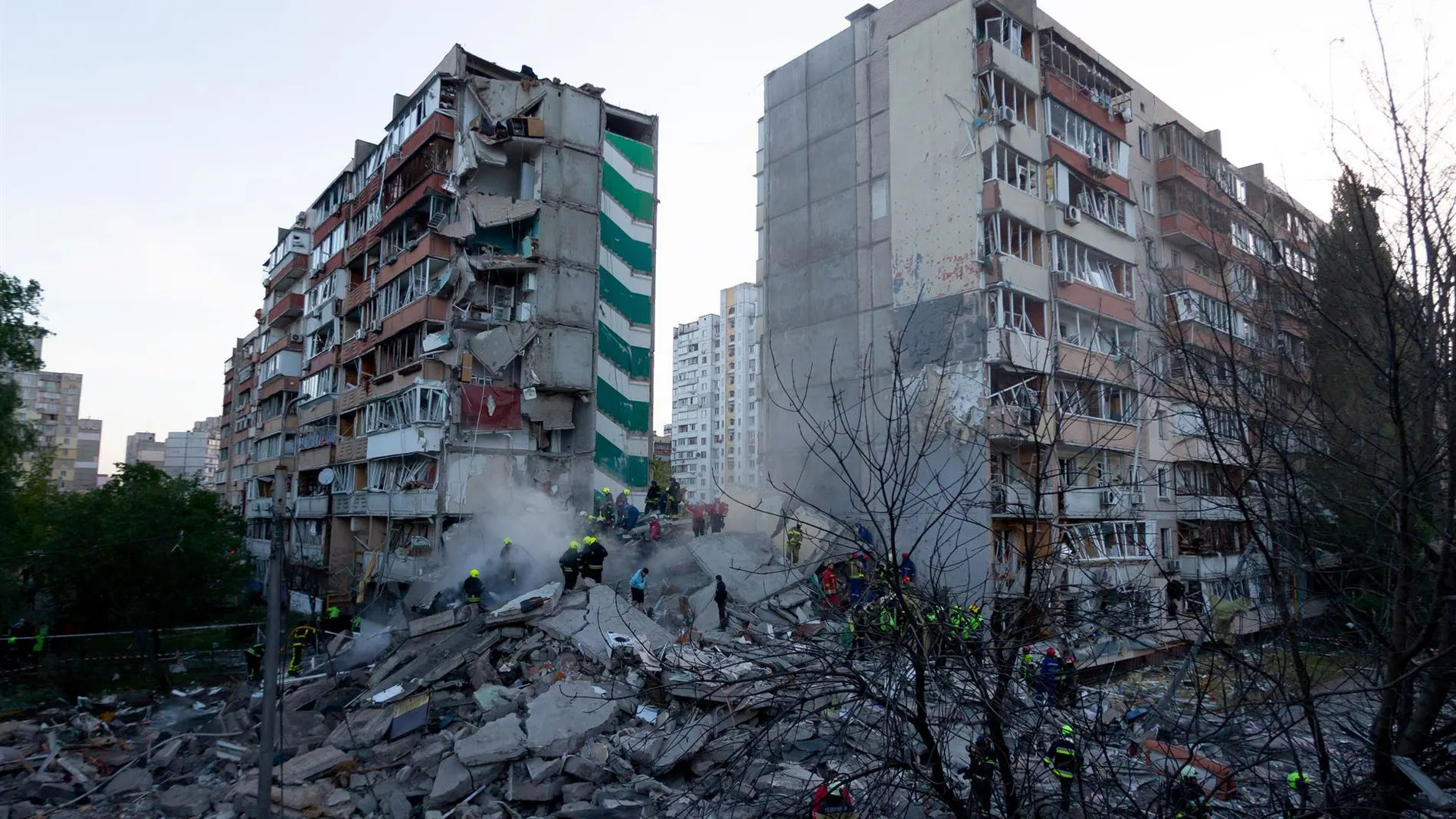 Al menos cuatro muertos y más de 80 heridos en un nuevo ataque masivo con misiles y drones rusos contra Kiev Al menos cuatro muertos y más de 80 heridos en un nuevo ataque masivo con misiles y drones rusos contra Kiev