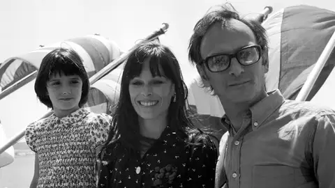 Ana Torrent, Geraldine Chaplin y Carlos Saura en el Festival de Cannes de 1976 Ana Torrent, Geraldine Chaplin y Carlos Saura en el Festival de Cannes de 1976