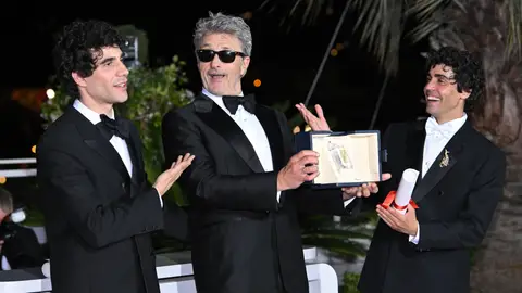 Javier Calvo, Pawel Pawlikowski y Javier Ambrossi, ganadores ex-aequo del premio a Mejor dirección en el Festival de Cannes Javier Calvo, Pawel Pawlikowski y Javier Ambrossi, ganadores ex-aequo del premio a Mejor dirección en el Festival de Cannes