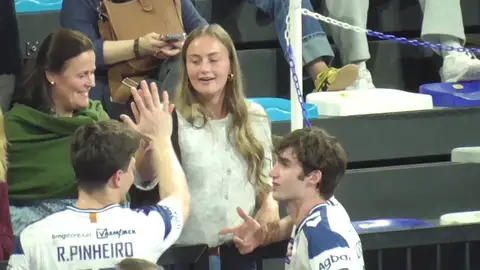 Johanna Zott saludando a los compañeros de equipo de Pablo Johanna Zott saludando a los compañeros de equipo de Pablo