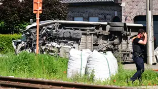 El lugar de un accidente entre un tren y una furgoneta, en el paso a nivel de Vierhuizen, en Buggenhout, El lugar de un accidente entre un tren y una furgoneta, en el paso a nivel de Vierhuizen, en Buggenhout,