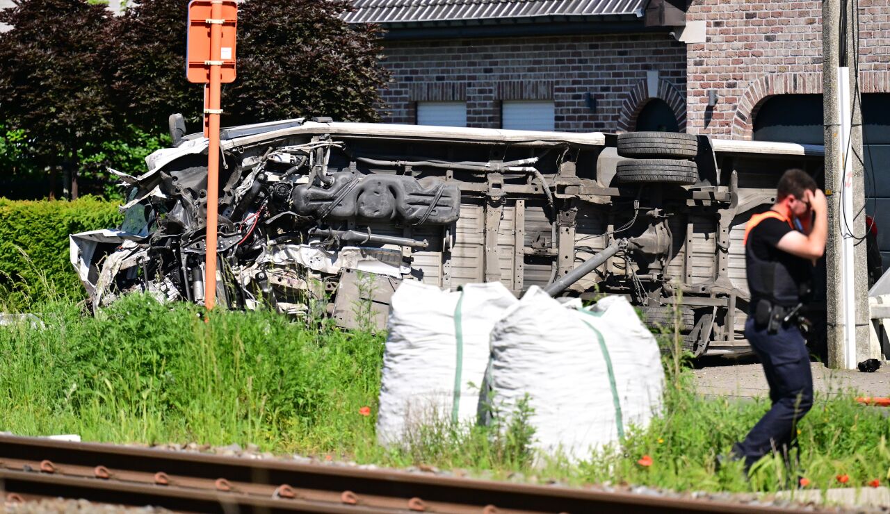El lugar de un accidente entre un tren y una furgoneta, en el paso a nivel de Vierhuizen, en Buggenhout,
