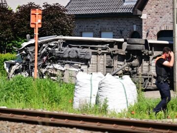 El lugar de un accidente entre un tren y una furgoneta, en el paso a nivel de Vierhuizen, en Buggenhout,