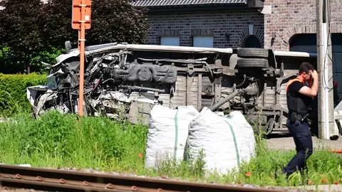 El lugar de un accidente entre un tren y una furgoneta, en el paso a nivel de Vierhuizen, en Buggenhout, El lugar de un accidente entre un tren y una furgoneta, en el paso a nivel de Vierhuizen, en Buggenhout,