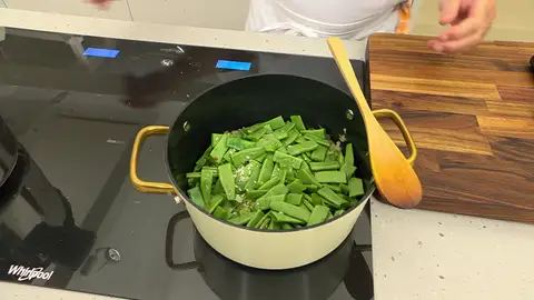 Agrega también el arroz y vierte el caldo de cocción de las manitas Agrega también el arroz y vierte el caldo de cocción de las manitas