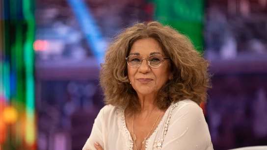 Desde un móvil, hasta un martillo: los increíbles objetos con los que quiere ser enterrada Lolita Flores Desde un móvil, hasta un martillo: los increíbles objetos con los que quiere ser enterrada Lolita Flores