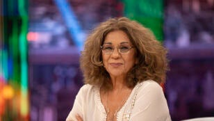 Desde un m&oacute;vil, hasta un martillo: los incre&iacute;bles objetos con los que quiere ser enterrada Lolita Flores