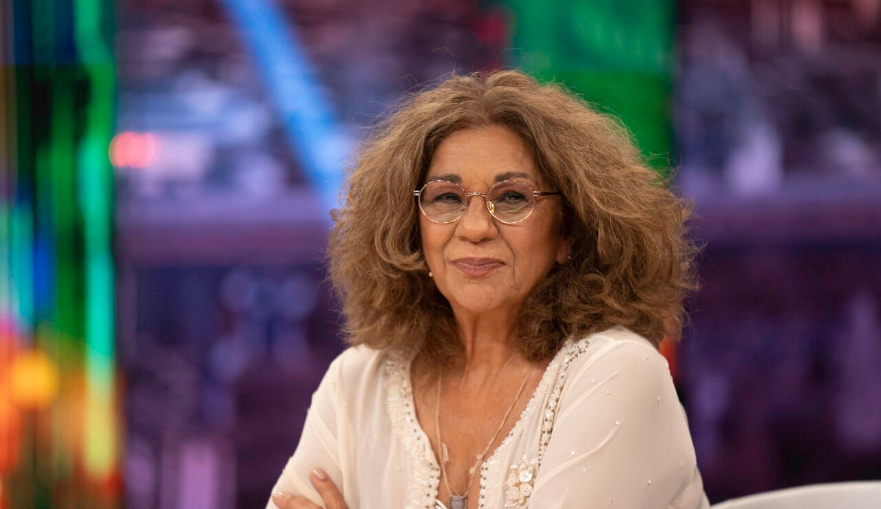 Desde un m&oacute;vil, hasta un martillo: los incre&iacute;bles objetos con los que quiere ser enterrada Lolita Flores