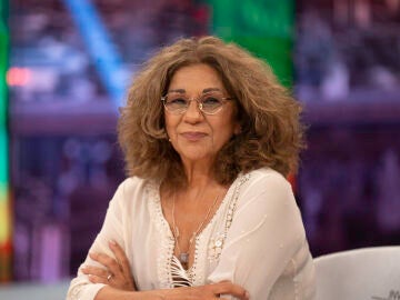 Desde un m&oacute;vil, hasta un martillo: los incre&iacute;bles objetos con los que quiere ser enterrada Lolita Flores