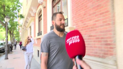 Borja Thyssen y Blanca Cuesta evitando a la prensa