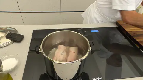 Parte las manitas de cerdo por la mitad y ponlas en la olla rápida Parte las manitas de cerdo por la mitad y ponlas en la olla rápida