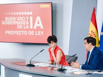 La ministra de Inclusi&oacute;n, Seguridad Social y Migraciones y portavoz del Gobierno, Elma Saiz, y el ministro para la Transformaci&oacute;n Digital y de la Funci&oacute;n P&uacute;blica, &Oacute;scar L&oacute;pez
