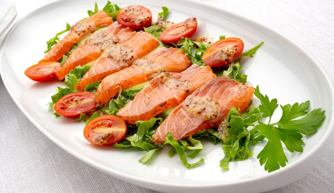 Receta de ensalada de salm&oacute;n marinado, de Karlos Argui&ntilde;ano: "&iexcl;Es tan sencillo, tan curioso y tan distinto!"