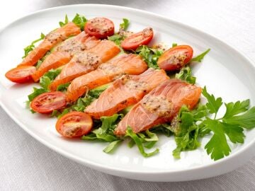 Receta de ensalada de salm&oacute;n marinado, de Karlos Argui&ntilde;ano: "&iexcl;Es tan sencillo, tan curioso y tan distinto!"