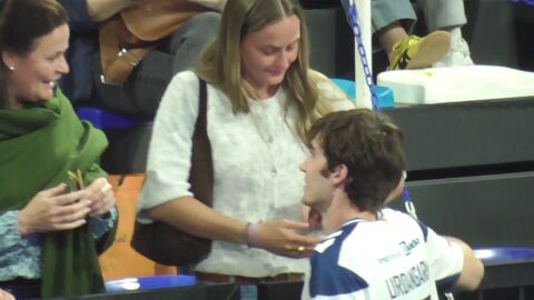 Pablo Urdangarin hablando con la familia de su novia Johanna 