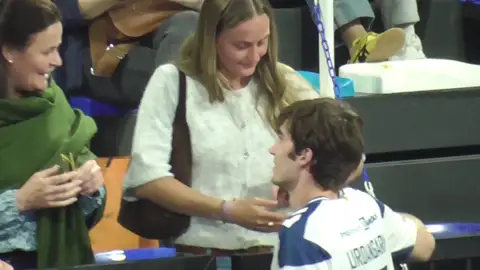 Pablo Urdangarin hablando con la familia de su novia Johanna Pablo Urdangarin hablando con la familia de su novia Johanna