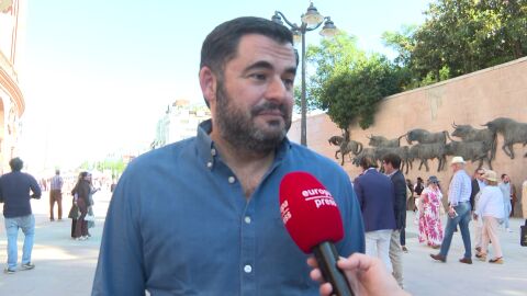 Emiliano Suárez atendiendo a la prensa