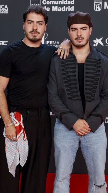 Los cantante Gemeliers posando para la prensa