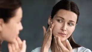 Mujer mirándose al espejo