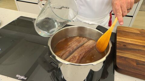 Cubre con agua, añade la hoja de laurel y sazona