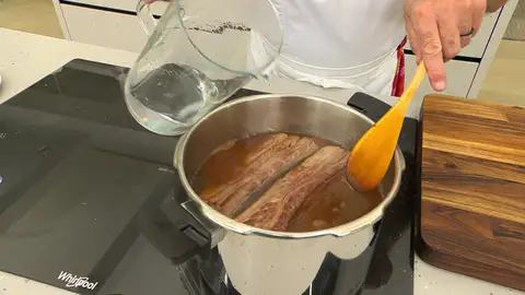 Cubre con agua, añade la hoja de laurel y sazona Cubre con agua, añade la hoja de laurel y sazona