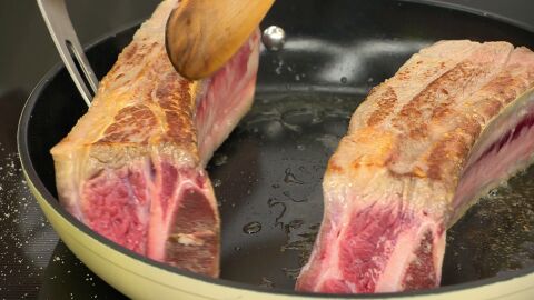 Sazona las costillas de ternera, introdúcelas en la sartén