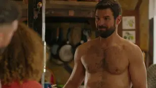 Daryl conoce a la extravagante familia de Carol: “¿Qué intenciones tienes con mi hijastra?”