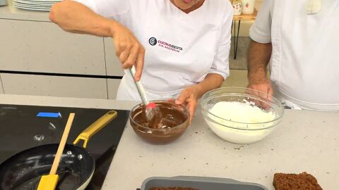 Añade un poco de nata al chocolate