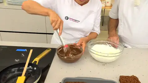 Añade un poco de nata al chocolate Añade un poco de nata al chocolate