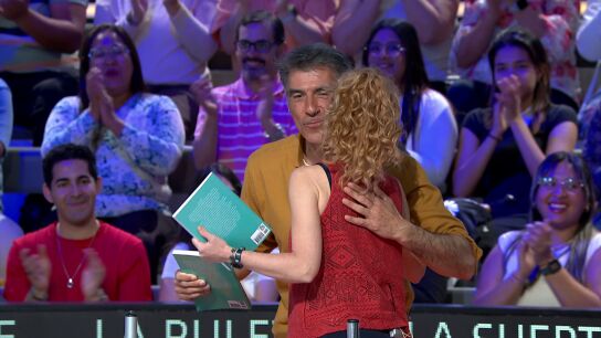 D&eacute;borah llega a La ruleta con un regalo muy especial para Jorge Fern&aacute;ndez y Laura Moure