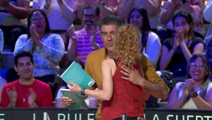 D&eacute;borah llega a La ruleta con un regalo muy especial para Jorge Fern&aacute;ndez y Laura Moure