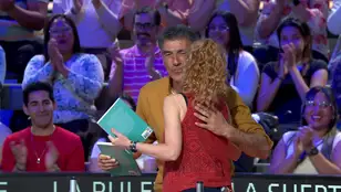Déborah llega a La ruleta con un regalo muy especial para Jorge Fernández y Laura Moure