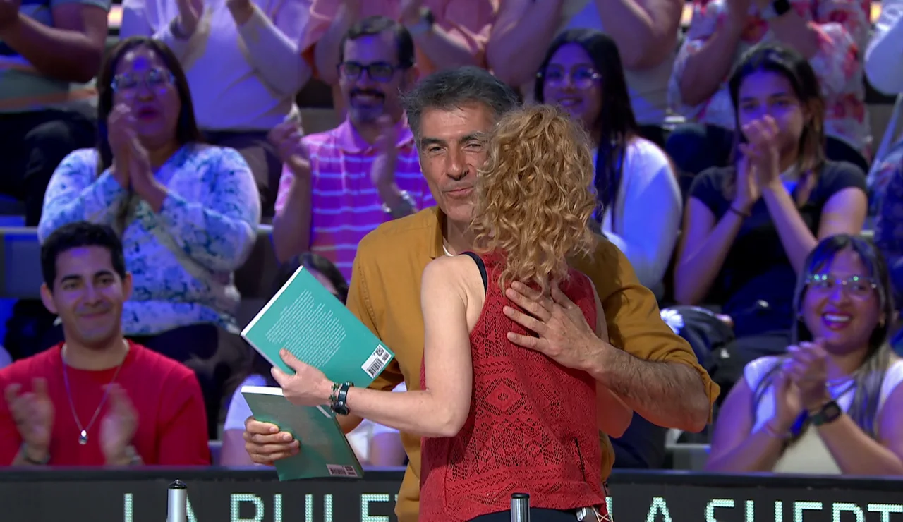 Déborah llega a La ruleta con un regalo muy especial para Jorge Fernández y Laura Moure