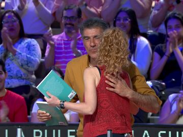 D&eacute;borah llega a La ruleta con un regalo muy especial para Jorge Fern&aacute;ndez y Laura Moure