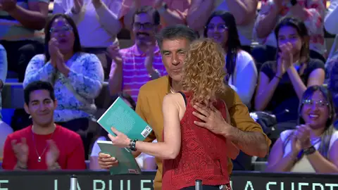 Déborah llega a La ruleta con un regalo muy especial para Jorge Fernández y Laura Moure Déborah llega a La ruleta con un regalo muy especial para Jorge Fernández y Laura Moure