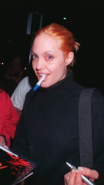 Angelina Jolie con el pelo naranja en 1999