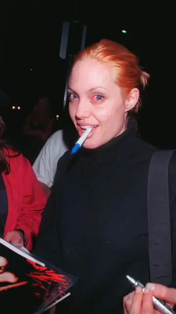 Angelina Jolie con el pelo naranja en 1999 Angelina Jolie con el pelo naranja en 1999
