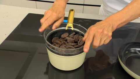 Para la cobertura de chocolate, ponlo en un bol y fúndelo al baño maría