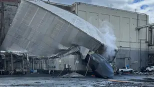 Tanque de licor blanco gravemente dañado en una planta industrial de Longview, en el estado de Washington, en el noroeste de EEUU