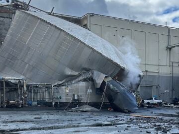 Tanque de licor blanco gravemente da&ntilde;ado en una planta industrial de Longview, en el estado de Washington, en el noroeste de EEUU