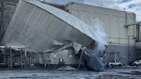 Tanque de licor blanco gravemente da&ntilde;ado en una planta industrial de Longview, en el estado de Washington, en el noroeste de EEUU